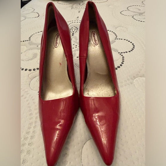 Sexy red pumps. Size 10. Mandees - Picture 2 of 3